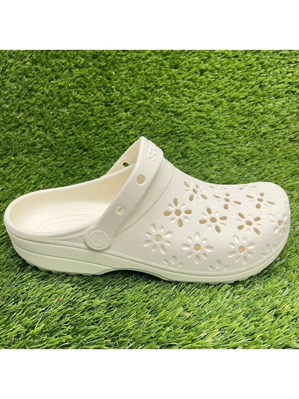Crocs Classic Floral Cut Out Mens Size 9 Ivory Beach Casual Outdoor Clog Sandals